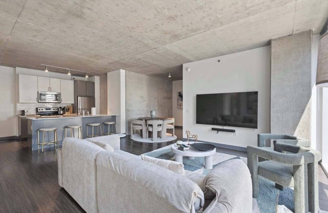 Prime 2BR Retreat: Urban Vibes + Views Await