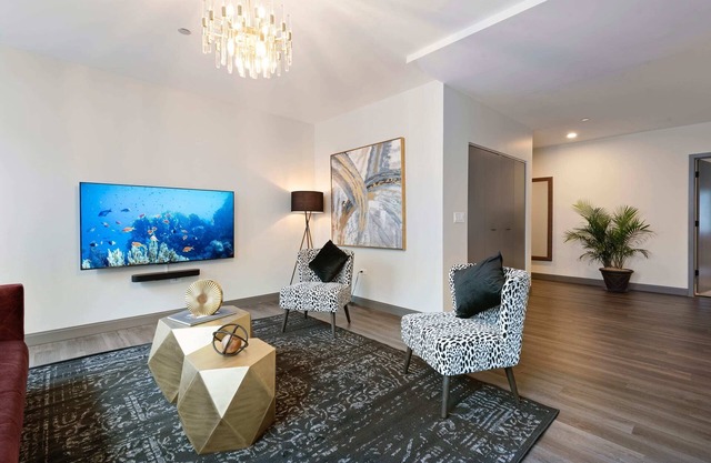 Prime Downtown 2BR with Resort Amenities