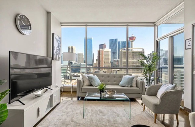 Prime Downtown - Luxury 2BD Condo + Free Parkingn
