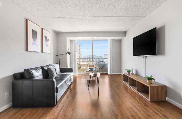 Prime location Apt W City Views