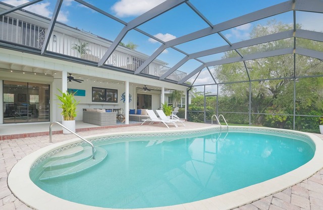 Prime Location Close to Downtown Waterfront/Boatslip 3 Bedroom 3 Bath Pool Home