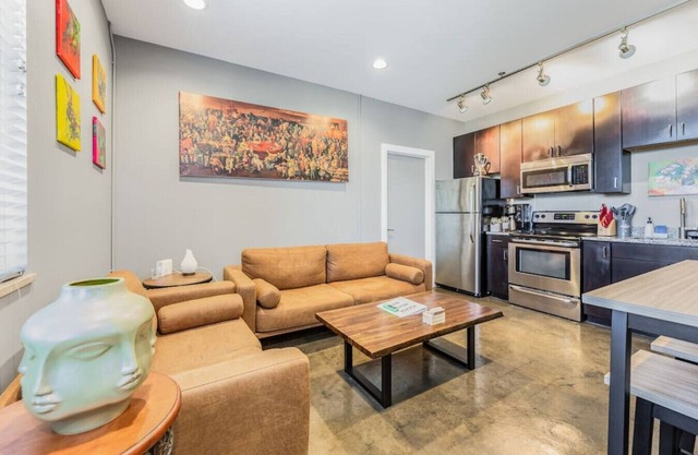 PRIME LOCATION ♥ of Downtown ♛ Queen Bed Modern