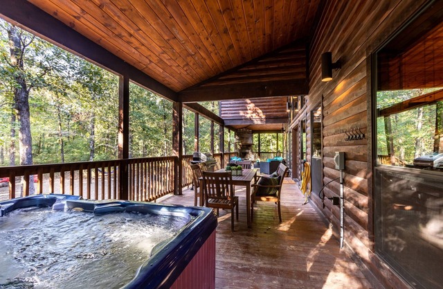 Prime Location | Sleeps 12 | Wi-Fi | Hot Tub | Fire Pit | Kids Games | Pet OK