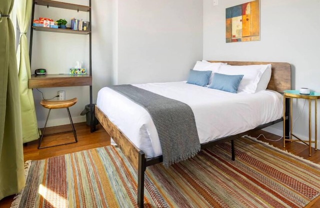 Prime OTR, Lux Queen Bed, 50in TV, Fast Wifi, Free Light Rail, Sleeps 4ppl