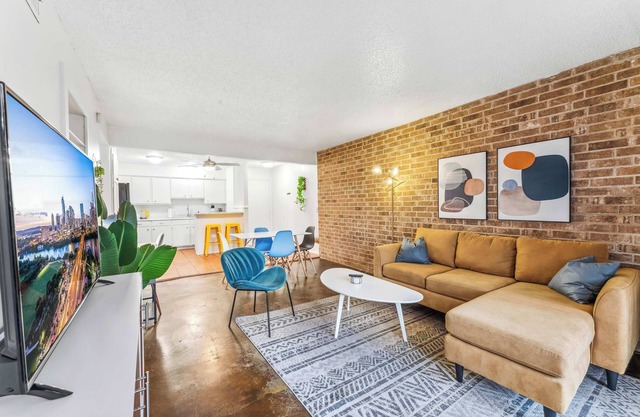 Prime SoCo chic 2BR king suite w/pool, parking