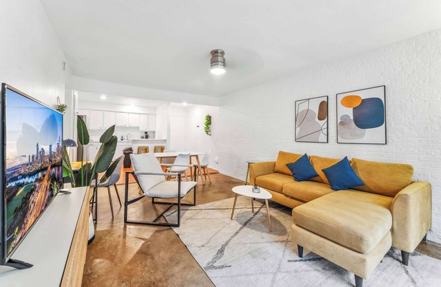 Prime SoCo comfy 2BR king suite w/pool, parking