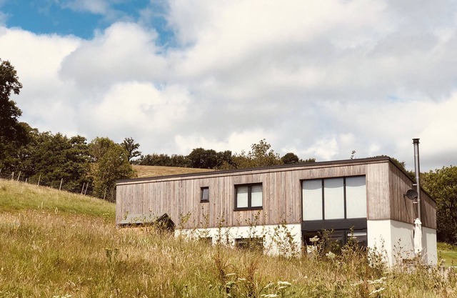 PRIMROSE BARN, pet friendly, with a garden in Doddiscombsleigh