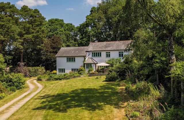 PRIMROSE SPINNEY, pet friendly, character holiday cottage in Ringwood