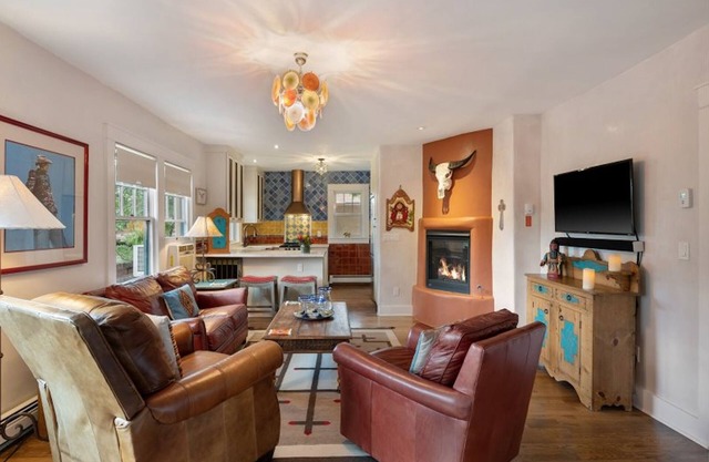 Pristine, art-filled Home 2 blocks to Historic Santa Fe Plaza. Read the reviews!