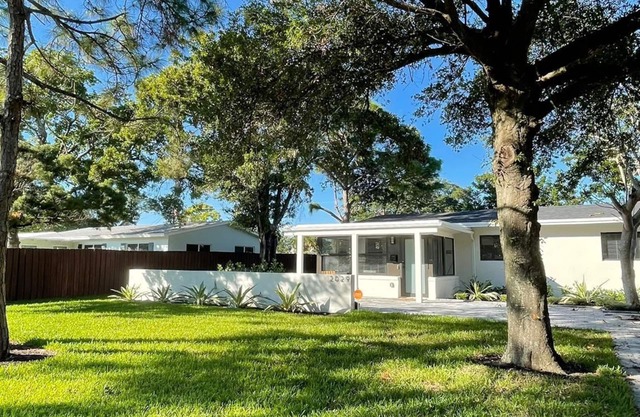 Pristine fully renovated home -4 min. drive to the beach