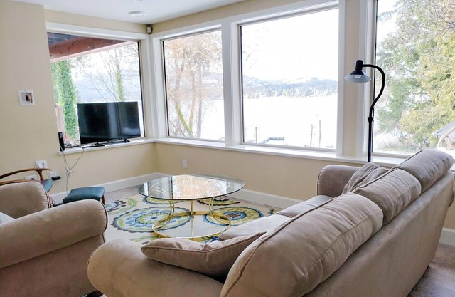 Pristine Waterfront - Private Luxury