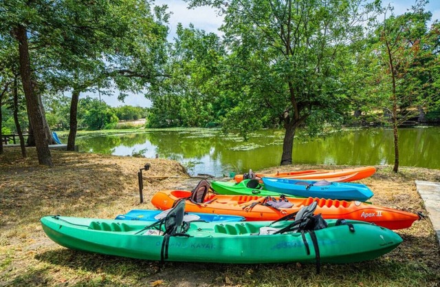 Private 180' Riverfront Oasis: Kayak, Fish & Relax
