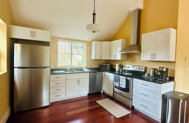 Private 2BR Home with Own Entrance and Central Location