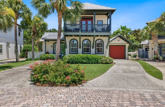 Private 3BR/3BA house in West PCB. 5 minute walk to the beach!
