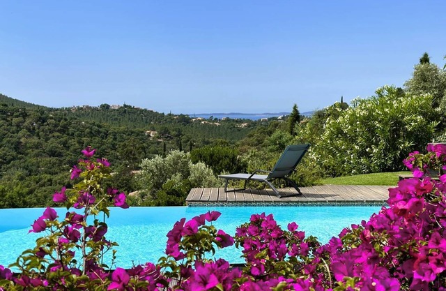 Private and air-conditioned villa for 10 people with a pool and stunning sea and hill views in La.