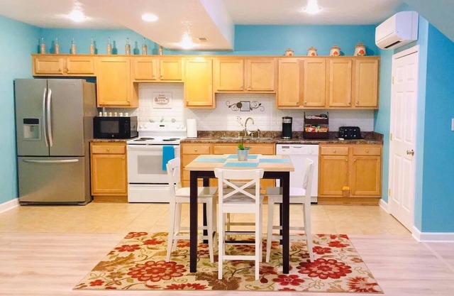 Private apartment that includes laundry facilities.Minutes from LU!