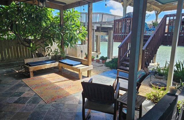 Private Bayside house with Boat Docks 3-bedroom 2 bath, AC in Port Isabel.