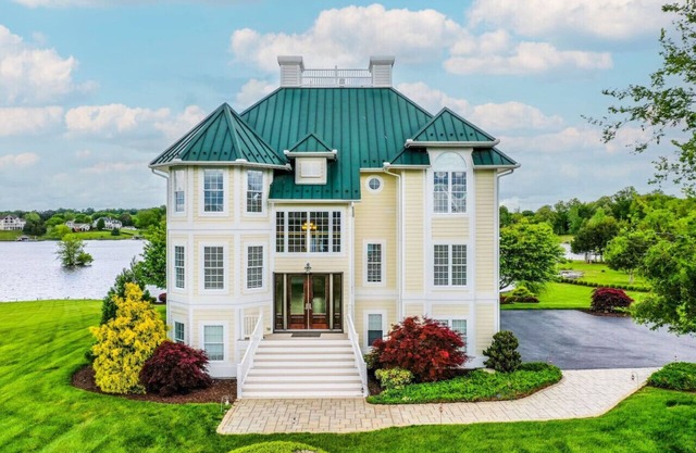 Private Beach, Boathouse, Hot Tub & More – Perfect Getaway Spot for all ages!