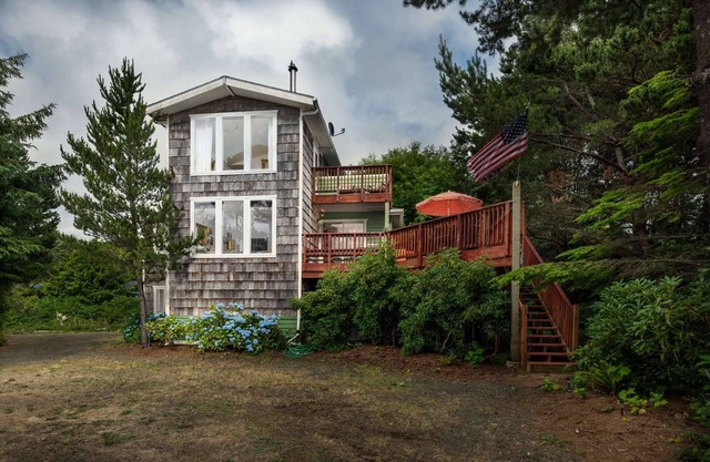 Private Beach Home On 1+ Wooded Acre, *Pet Friendly*, Hot Tub, Pool Table, One Minute Walk to Beach