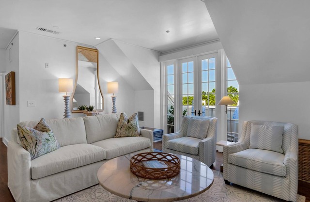 PRIVATE BEACH/POOL ACCESS-Town Center-Coastal Charm-Newly Renovated
