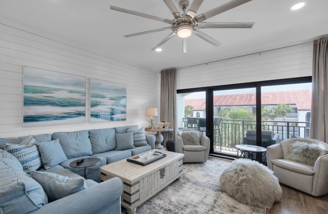 Private Beach | 1 minute walk to Beach! | Beautifully updated 1 bedroom condo | Sleeps 6 | Wi-Fi
