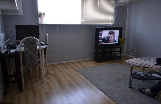 Private bedroom in basement suite - Pineland