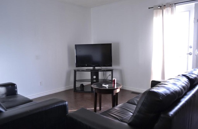 Private bedroom on renovated duplex main floor - Dover