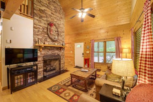 Private Cabin on 2 Acres Hot Tub, 10 Mi to Boone!