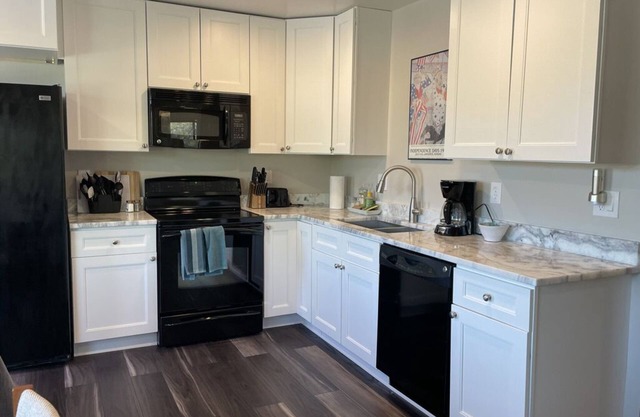 Private casita w/views of Pusch Peak, close to shopping, hiking & attractions.