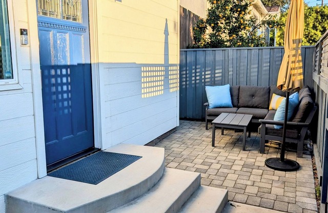 Private Cozy House with 2 Bedroom, 2 Bathroom, A/C, and Near Downtown