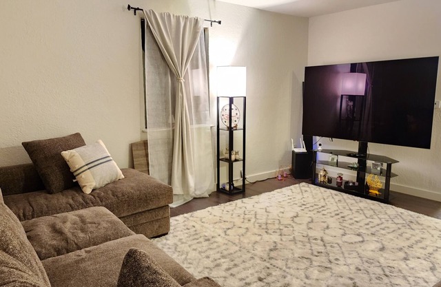Private entire 2-bedroom house with cozy backyard & patio close to 4 Downtowns
