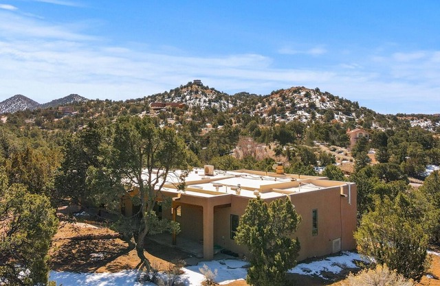 Private Escape with Large Deck and Hot Tub