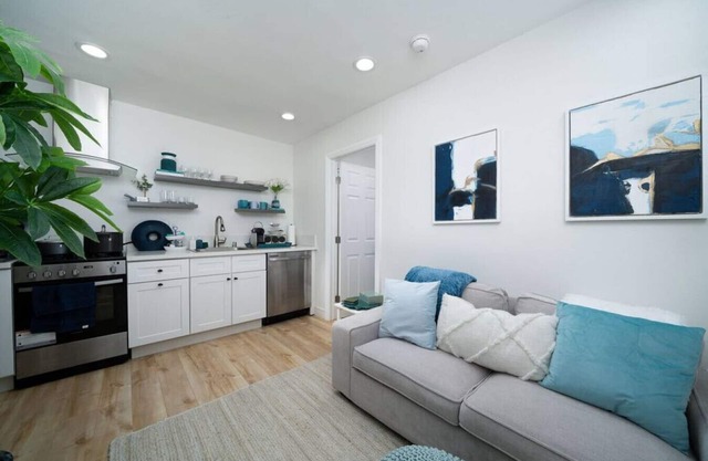 Private Fenced 1 BD Guest House w/Parking + W/D