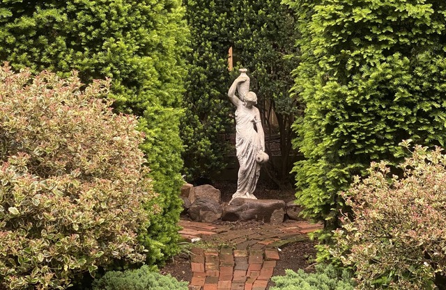 Private garden cottage located in the heart of downtown.