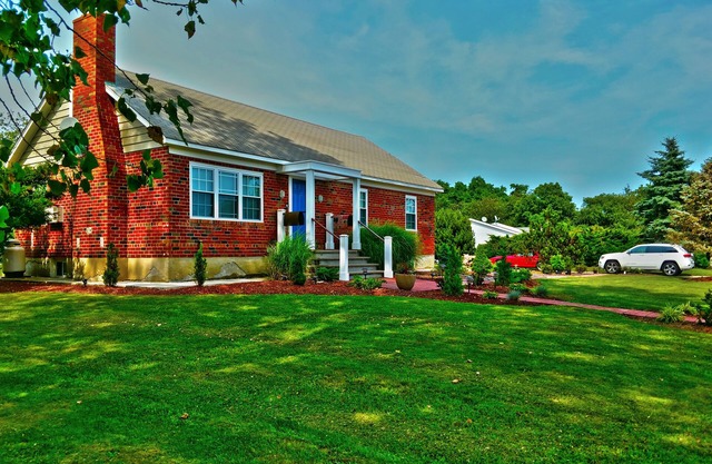 Private Getaway - corner Home with rights to private beach - Tip of North Fork