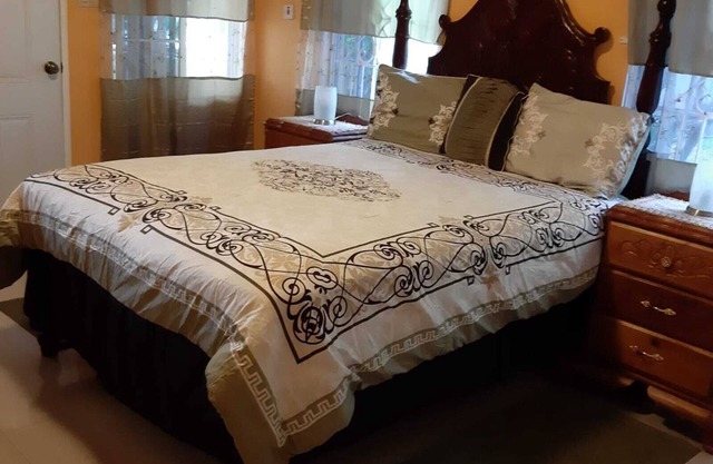 Private getaway house walking distance to beaches and restaurants. Apt#1.