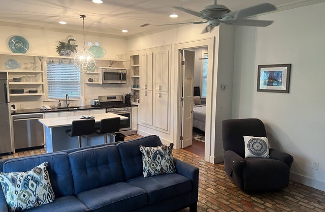 Private guest apartment minutes from beach