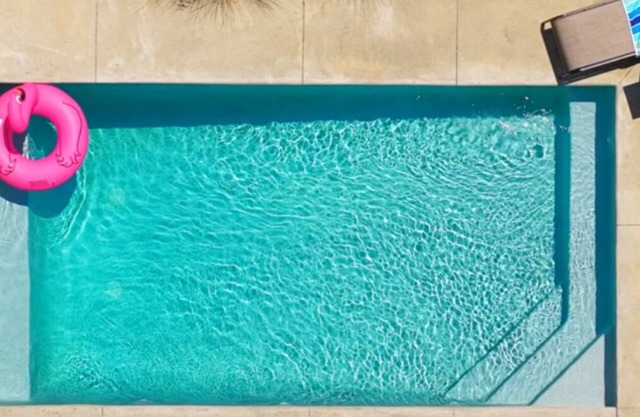 Private Heated Pool 3 Blocks to Beach Beach Chairs & Gear 2 Coffee Bars