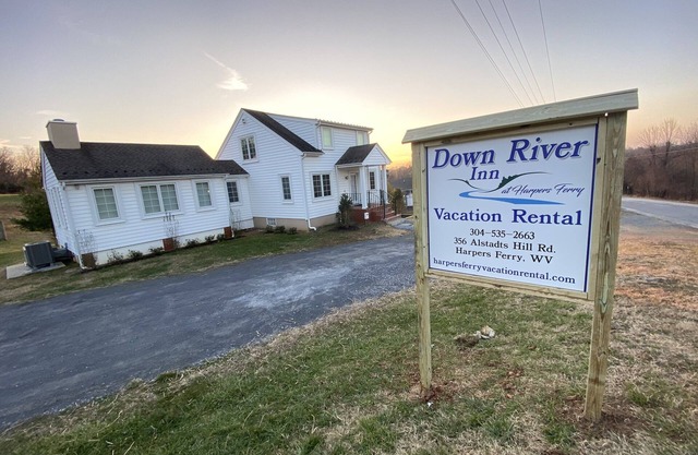 Private Home, Hot Tub, Wifi, Rural Setting, Gas Stove, 70" SmartTV