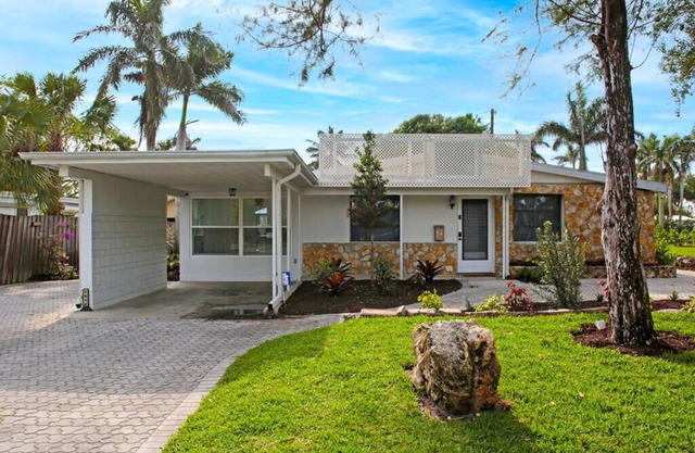 Private Home Minutes Away from Downtown Naples and Beautiful Naples Beaches