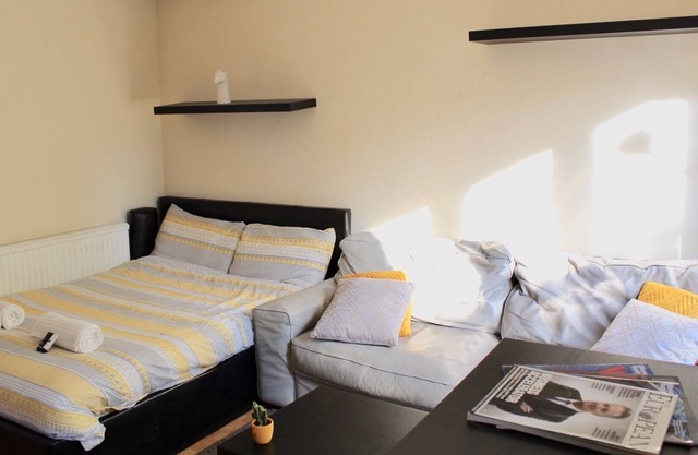 Private House with garden just 5 minutes from the station