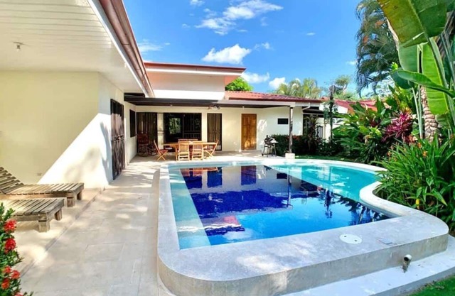 Private Lush Gem in heart of Jaco with Large Pool!