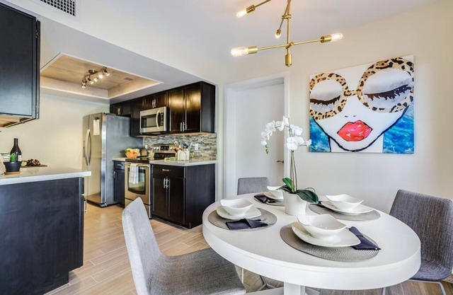 Private Lux Modern 2BR Townhome in the ❤️️ of Scottsdale! Wifi, Hulu+, Parking