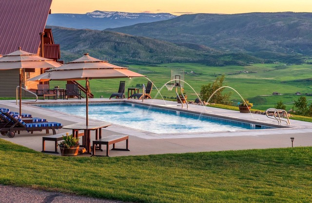 Private Oasis @ Bella Vista Lodge - Private Pool, Grotto Hot Tub, Great Room + Game Room