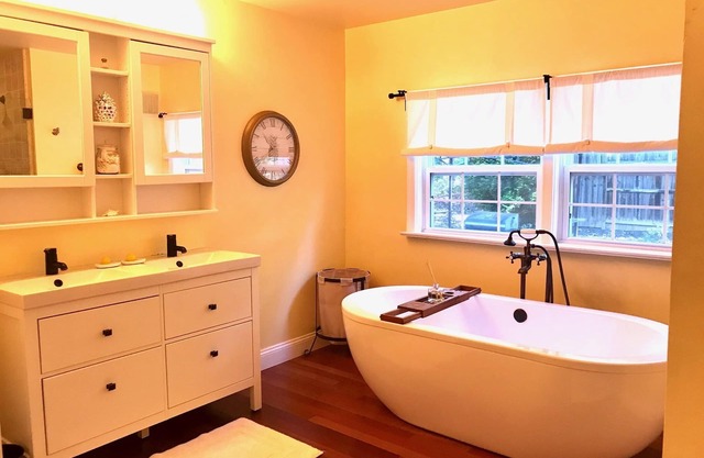 Private owners suite with your own entrance, kitchen, luxurious bath/living room