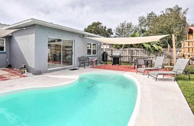 Private Pool and Patio Sun-Kissed Largo Escape!