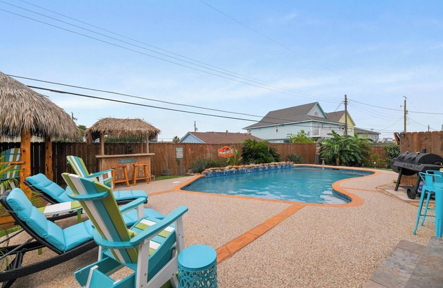 Private pool, Backyard oasis!
