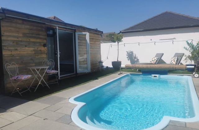 Private Pool, Hot Tub, Luxury Cabana Poole Dorset.