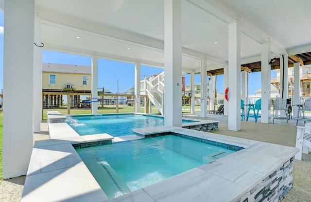 PRIVATE POOL & HOT TUB! Sleeps 22 w/3 King Master Suites & 8 Queen beds!