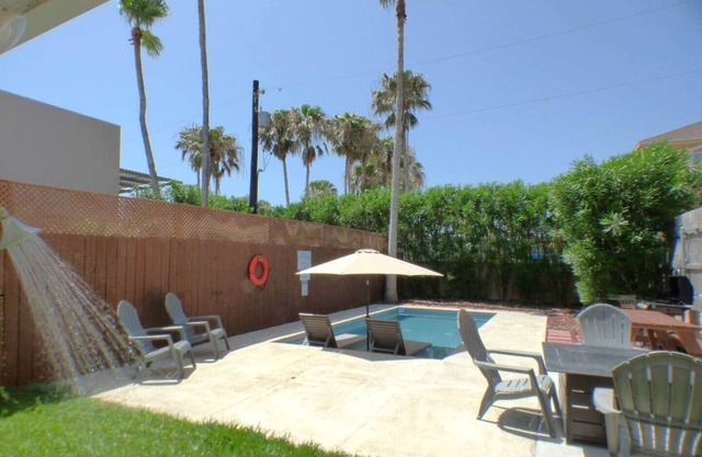 Private Pool w Barbecue in Private Backyard